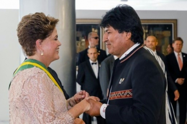 Dilma recebe os cumprimentos do colega boliviano, Evo Morales, em sua posse pelo segundo mandato, no Pal&aacute;cio do Planalto, em Bras&iacute;lia, 1&ordm; de janeiro de 2015