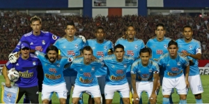 (Arquivo) Jogadores do clube peruano Sporting Cristal posam para foto, em Curitiba, no dia 5 de fevereiro de 2014
