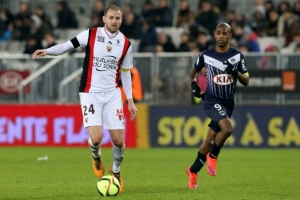 Mathieu Bodmer, do Nice, domina a bola durante partida contra o Bordeaux, em Bordeaux, no dia 19 de fevereiro de 2016