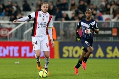 Mathieu Bodmer, do Nice, domina a bola durante partida contra o Bordeaux, em Bordeaux, no dia 19 de fevereiro de 2016