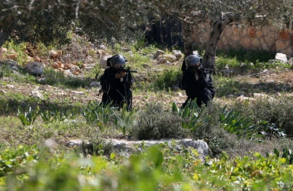 For&ccedil;as de seguran&ccedil;a israelenses durante confronto com palestinos, em Kfar Qaddum, na Cisjord&acirc;nia ocupada, no dia 19 de fevereiro de 2016