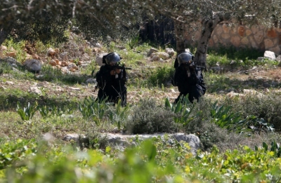 For&ccedil;as de seguran&ccedil;a israelenses durante confronto com palestinos, em Kfar Qaddum, na Cisjord&acirc;nia ocupada, no dia 19 de fevereiro de 2016