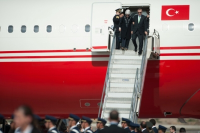 Presidente turco Recep Tayyip Erdogan (D) chega no aeroporto de Santiago