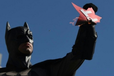 (2015) Homem fantasiado de 'Batman' queima uma estrela do PT durante um protesto no Rio de Janeiro contra o partido e o governo Dilma
