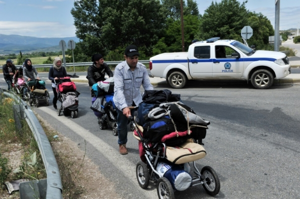 Migrantes e refugiados deixam o campo de Idomeni, no dia 25 de maio de 2016