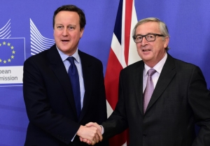 Juncker (d) recebe Cameron em Bruxelas