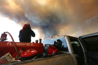 Bombeiros tentam resgatar animais em estrada da cidade de Fort McMurray, no Canad&aacute;, no dia 6 de maio de 2016