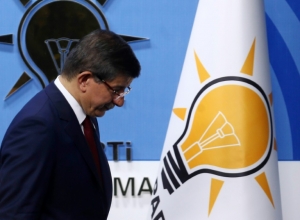 Davutoglu deixa uma entrevista coletiva em Ancara