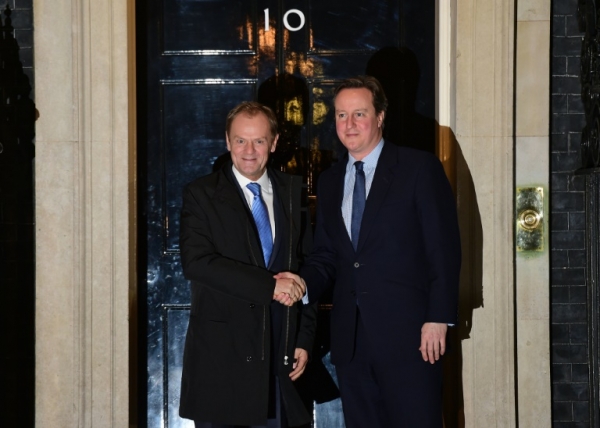 (31 jan) Cameron (d) recebe Tusk em Downing Street, Londres
