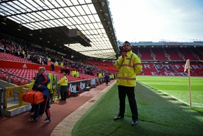 P&uacute;blico abandona o est&aacute;dio de Old Trafford