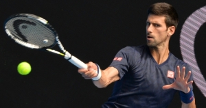 Novak Djokovic treina para o Aberto da Austr&aacute;lia, em 15 de janeiro, em Melbourne