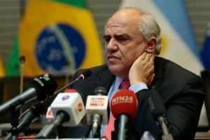 O secret&aacute;rio-geral da Uni&atilde;o de Na&ccedil;&otilde;es Sul-Americanas (Unasul), Ernesto Samper, participa de coletiva de imprensa, em Quito, no dia 12 de maio de 2016