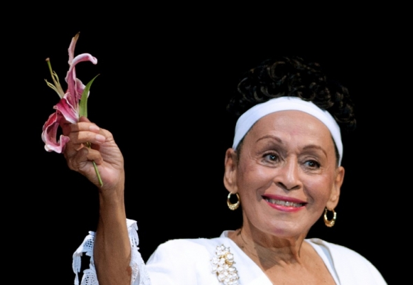 (Arquivo) A cantora cubana, Omara Portuondo, segura uma flor durante performance em Cali, na Col&ocirc;mbia, em 8 de setembro de 2012