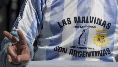 Torcedor argentino com camisa em defesa das Malvinas assiste &agrave; partida contra o Chile pela Copa Am&eacute;rica, em Santiago, em 4 de julho de 2015
