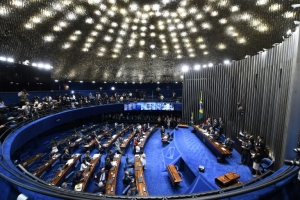 O Senado iniciou nesta quarta-feira a sess&atilde;o para decidir se abre o processo de impeachment da presidente Dilma Rousseff, o que acabaria com mais de 13 anos de governo do Partido dos Trabalhadores (PT)