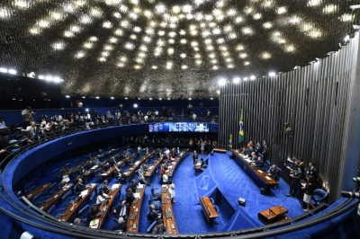 O Senado iniciou nesta quarta-feira a sess&atilde;o para decidir se abre o processo de impeachment da presidente Dilma Rousseff, o que acabaria com mais de 13 anos de governo do Partido dos Trabalhadores (PT)