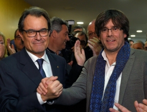 Artur Mas (E) e Carles Puigdemont, em Barcelona, no dia 9 de janeiro de 2016