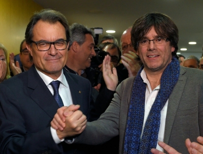 Artur Mas (E) e Carles Puigdemont, em Barcelona, no dia 9 de janeiro de 2016