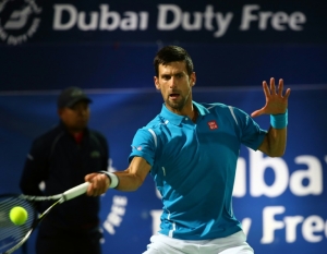 Novak Djokovic em a&ccedil;&atilde;o durante partida contra Tommy Robredo, em Dubai, no dia 22 de fevereiro de 2016