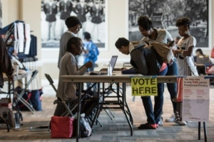 Eleitores em Columbia, na Carolina do Sul, em 27 de fevereiro de 2016