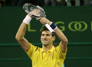 O tenista Novak Djokovic comemora a vit&oacute;ria contra o alem&atilde;o Dustin Brown em Doha no dia 4 de janeiro de 2016