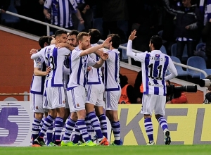 (Arquivo) Jogadores do Real Sociedad comemoram gol durante partida contra o Barcelona, em San Sebastian, no dia 9 de abril de 2016
