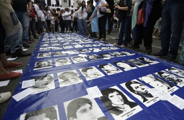 Fotos de desaparecidos durante a &uacute;ltima ditadura argentina durante protesto em Buenos Aires em 24 de mar&ccedil;o de 2015