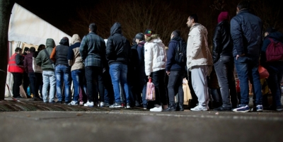 Demandantes de asilo fazem fila para se registrarem, em Berlim, no dia 21 de dezembro de 2015