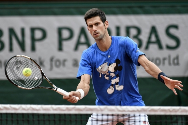 Novak Djokovic treina no complexo de Roland Garros, em 20 de maio, em Paris