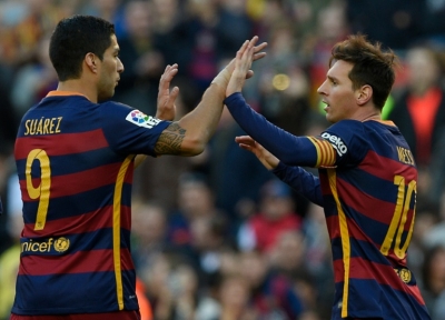 Os jogadores do Barcelona Lionel Messi e Luis Su&aacute;rez comemoram gol durante partida contra o Granada, no dia 9 de janeiro de 2016