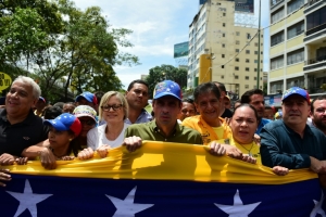 O governador do estado de Miranda, Henrique Capriles, lidera a marcha opositora diante do CNE