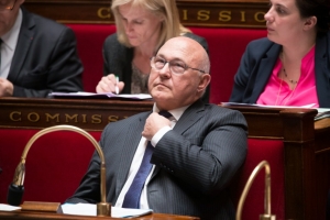 O ministro franc&ecirc;s das Finan&ccedil;as, Michel Sapin, reconheceu que agiu de maneira inadequada com uma jornalista, mas negou ter puxado o el&aacute;stico de sua calcinha, como afirma um livro