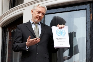 Julian Assange fez nesta sexta-feira uma rara apari&ccedil;&atilde;o no balc&atilde;o da embaixada equatoriana em Londres, para proclamar vit&oacute;ria ap&oacute;s uma decis&atilde;o da ONU que classificou sua pris&atilde;o de arbitr&aacute;ria