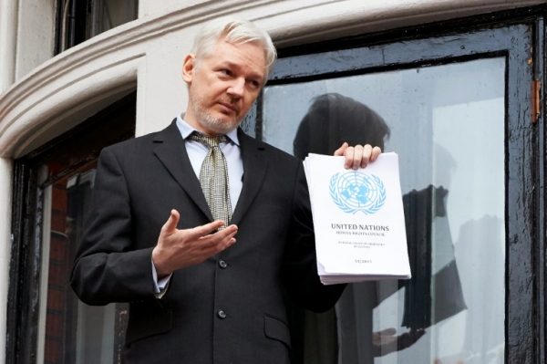 Julian Assange fez nesta sexta-feira uma rara apari&ccedil;&atilde;o no balc&atilde;o da embaixada equatoriana em Londres, para proclamar vit&oacute;ria ap&oacute;s uma decis&atilde;o da ONU que classificou sua pris&atilde;o de arbitr&aacute;ria