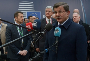 O primeiro-ministro turco, Ahmet Davutoglu, advertiu nesta sexta-feira os dirigentes da Uni&atilde;o Europeia (UE) de que a oferta de seu pa&iacute;s para conter o fluxo de migrantes &agrave; Europa n&atilde;o &eacute; uma 'barganha'