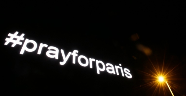 (Arquivo) Registro da hashtag #PrayforParis (Ore por Paris, em tradu&ccedil;&atilde;o livre), referente aos atentados realizados na capital francesa em novembro de 2015