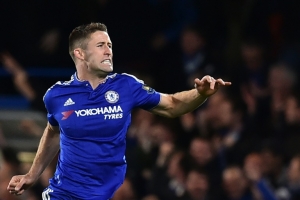 Gary Cahill, do Chelsea, comemora gol durante partida contra o Tottenham, em Londres, no dia 2 de maio de 2016