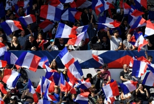 (18 mai) Torcedores franceses assistem a um treino da sele&ccedil;&atilde;o preparat&oacute;rio para a Euro 2016, em Biarritz