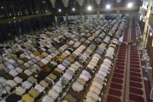 Mu&ccedil;ulmanos paquistaneses rezam no primeiro dia de Ramad&atilde;, em Lahore, no dia 6 de junho de 2016