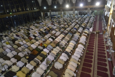 Mu&ccedil;ulmanos paquistaneses rezam no primeiro dia de Ramad&atilde;, em Lahore, no dia 6 de junho de 2016