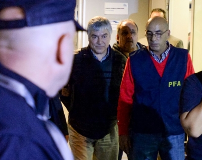 O empres&aacute;rio L&aacute;zaro Ba&eacute;z &eacute; escoltado por policiais no aeroporto de San Fernando, Argentina, no dia 5 de abril de 2016