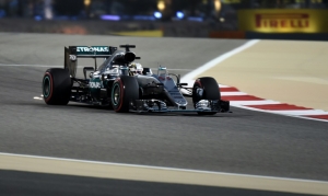 Hamilton na pista durante o treino classificat&oacute;rio, em 2 de abril, em Manama