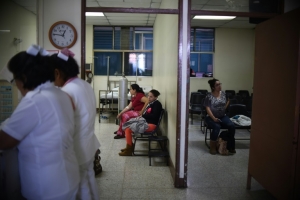 Um grupo de mulheres gr&aacute;vidas aguarda atendimento no Instituto de Seguran&ccedil;a Social na Cidade da Guatemala, em 26 de janeiro