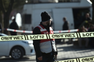 Um policial turco &eacute; visto montando guarda em &aacute;rea isolada ao redor da Mesquita Azul em Istambul, na Turquia, em 12 de janeiro de 2016