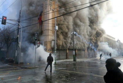 Confrontos entre manifestantes e policiais deixam um morto em Valpara&iacute;so, no Chile, em 21 de maio de 2016