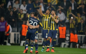 Jogadores do Fenerbah&ccedil;e comemoram vit&oacute;ria sobre o Lokomotiv Moscou, em Istambul, no dia 16 de fevereiro de 2016