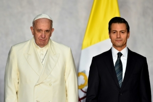 O papa Francisco &eacute; recebido pelo presidente mexicano Enrique Pe&ntilde;a Nieto, no Pal&aacute;cio Nacional, em 13 de fevereiro de 2016