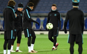 O brasileiro Neymar e o argentino Lionel Messi treinam com o Barcelona em Yokohama, 19 de dezembro, 2015, no Jap&atilde;o