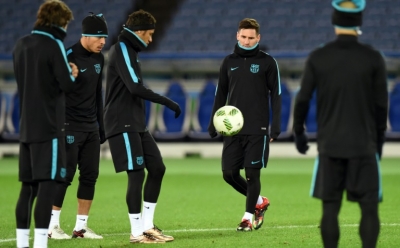 O brasileiro Neymar e o argentino Lionel Messi treinam com o Barcelona em Yokohama, 19 de dezembro, 2015, no Jap&atilde;o