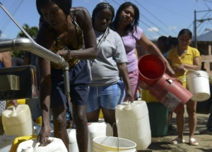 (Arquivo) Mulheres armazenam &aacute;gua em uma &aacute;rea carente de Medell&iacute;n, Col&ocirc;mbia